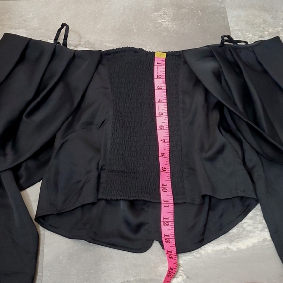 NWOT Guess Elegant Black Cold-Shoulder Long Sleeves Blouse Top. Black. Size M. - Picture 13 of 13